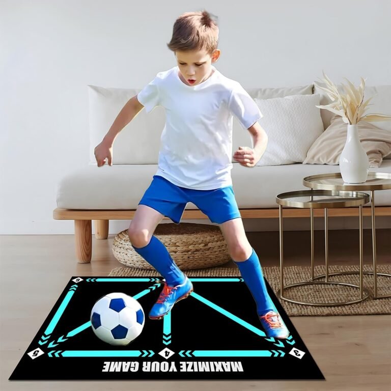 Jongen traint balcontrole op de voetbaltrainingsmat in een woonkamer