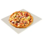Vierkante beige pizzasteen met een gebakken pizza erop