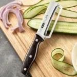 Roestvrijstalen schilmesje thuis in gebruik