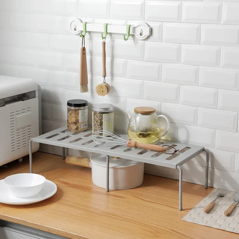Opvouwbare keukenplank in beige en wit thuis in gebruik
