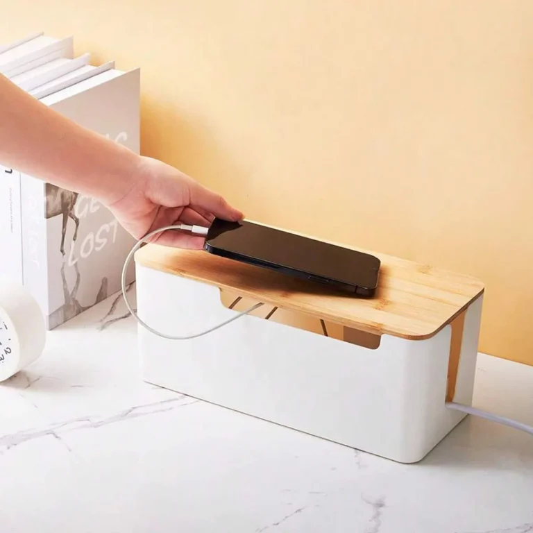 Witte kabelbox met bamboe deksel op een aanrecht