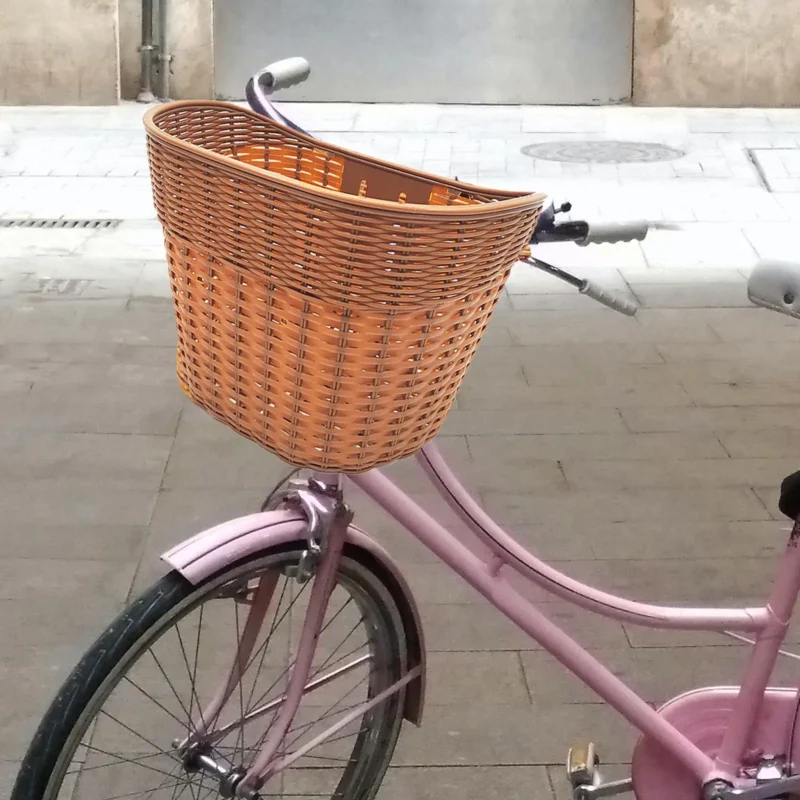 Rotan fietsmand thuis in gebruik