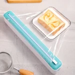 Vershoudfoliedispenser in gebruik bij het afdekken van een bord eten