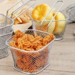Vierkant gaasmandje gevuld met chips op een houten tafel