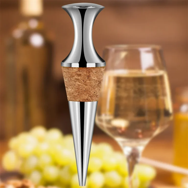 Kurken wijnstopper naast een glas witte wijn en druiven