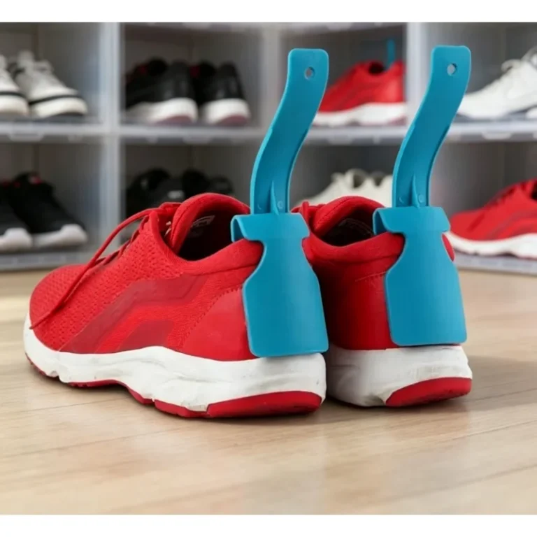 Blauwe schoenvormers in rode sneakers op een houten vloer voor een schoenenrek