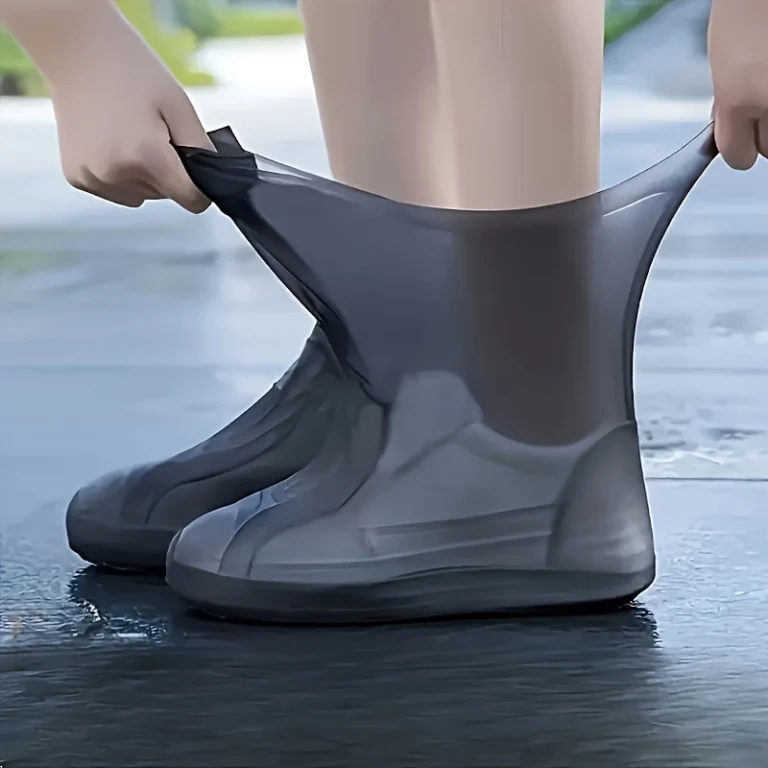 Overschoenen in zwart en wit thuis in gebruik