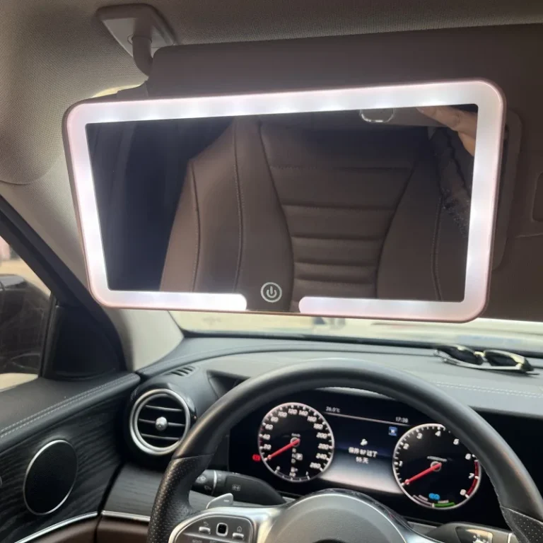 Led-make-upspiegel bevestigd aan de zonneklep van een auto