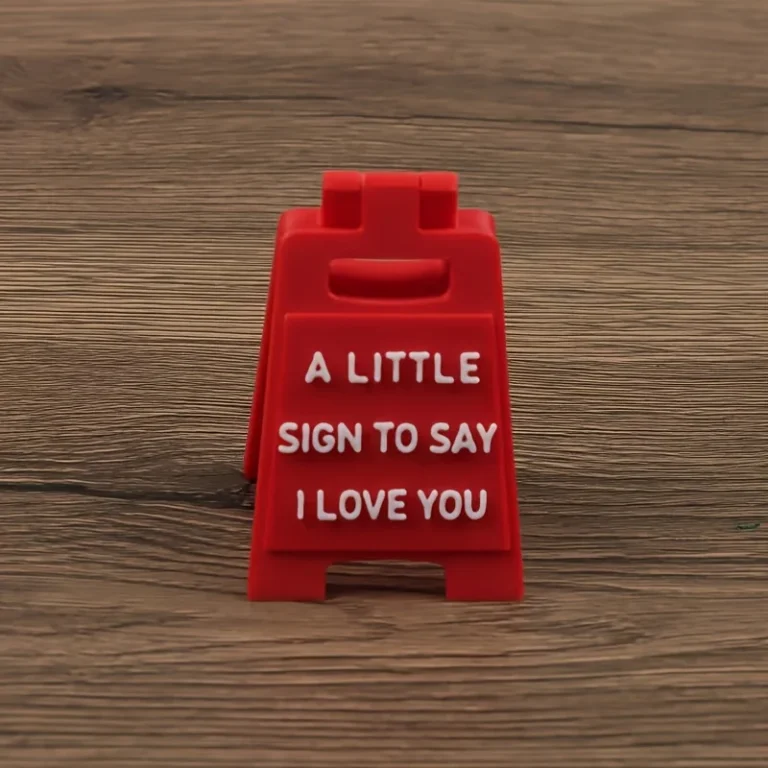Rood minibordje met de tekst 'A little sign to say I love you' op een houten tafel