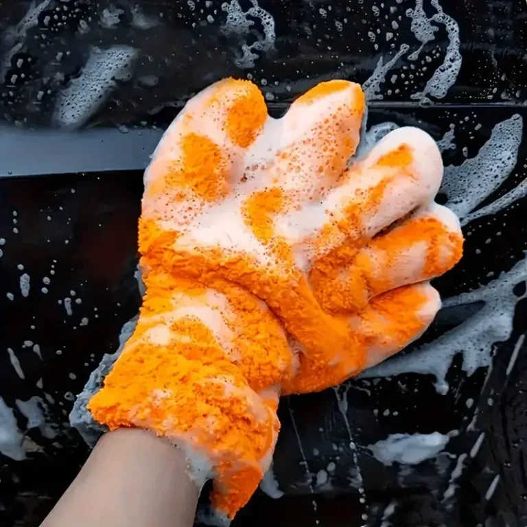 Autowashandschoen grijs-oranje in gebruik
