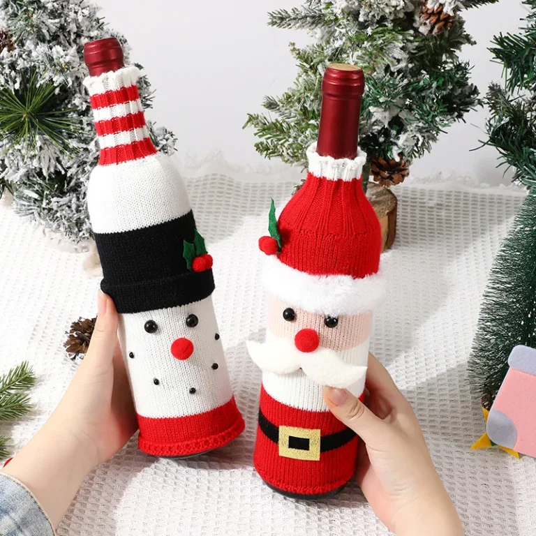 Gebreide sneeuwpop- en kerstmanhoesjes voor wijnflessen in een feestelijke kerstsetting