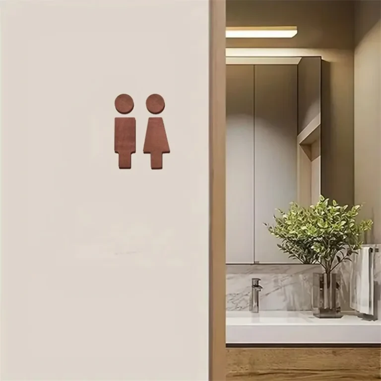 Houten wc-bordje naast een open badkamerdeur
