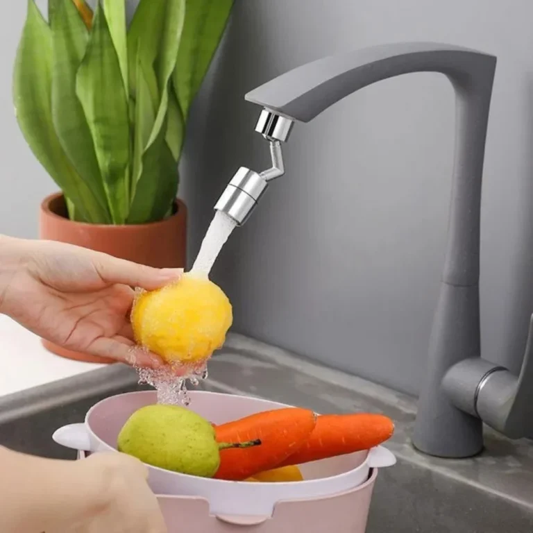 Draaibare kraankop op een keukenkraan bij het afspoelen van fruit boven de gootsteen