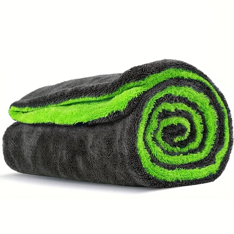 Opgerolde grijs-groene microvezel droogdoek voor de auto
