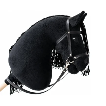 Zwart stokpaard met witte bles, gekrulde zwarte manen en zwart hoofdstel