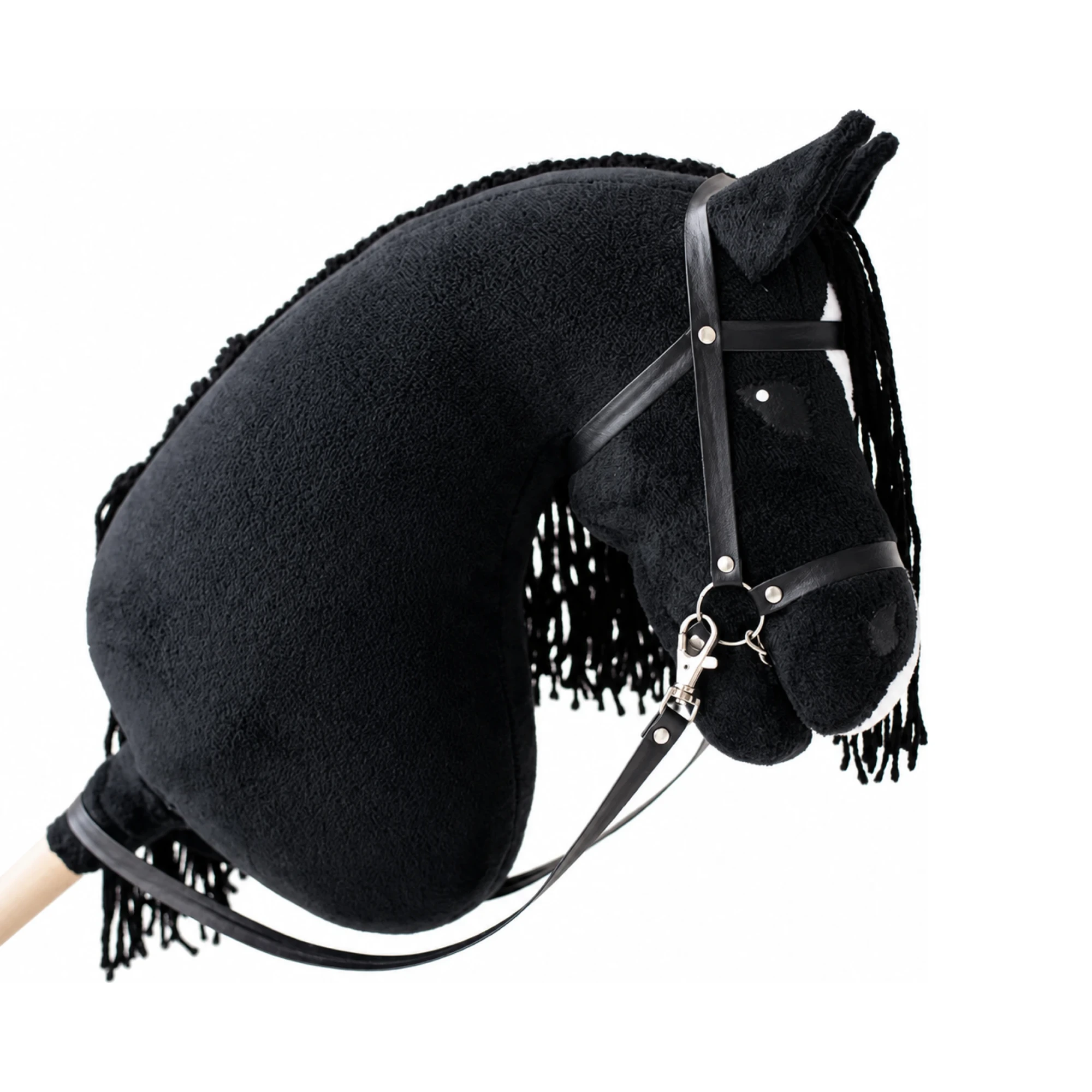 Zwart stokpaard met witte bles, gekrulde zwarte manen en zwart hoofdstel Zwart stokpaard met witte bles, gekrulde zwarte manen en zwart hoofdstel