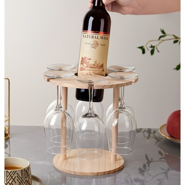 Rond houten wijnrek met een wijnfles en hangende glazen op een stenen tafel