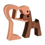 Houten Beeldje van een Persoon en Hond in een Liefdevolle Omhelzing voor Woondecoratie