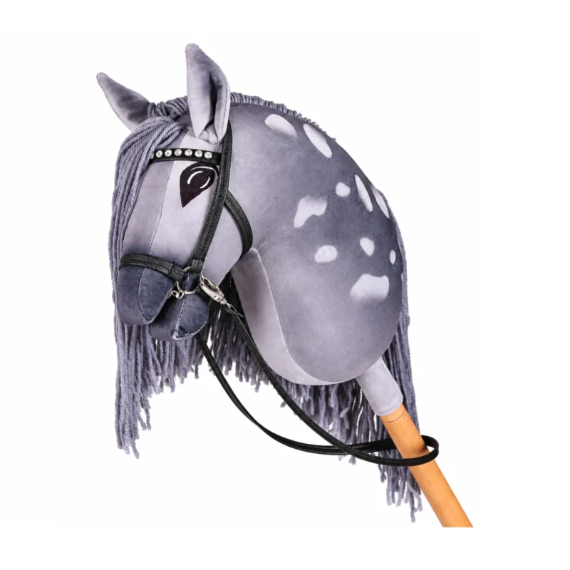 Grijs appaloosa stokpaard met witte vlekken, grijze manen en hoofdstel met strass