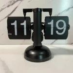 Zwarte retro klapklok op een marmeren tafel